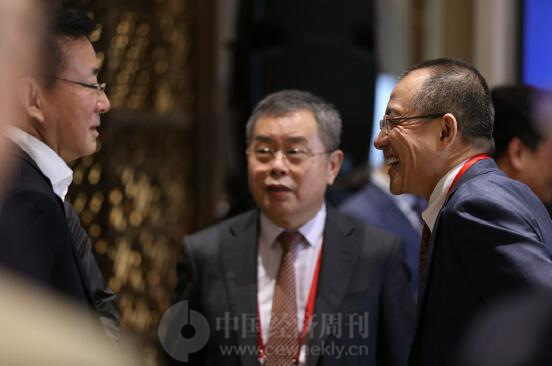 29-2 中国经济体制改革研究会副会长樊纲（左）、国家金融实验室理事长李扬（中）、中国投资公司前总经理高西庆在场下热议。