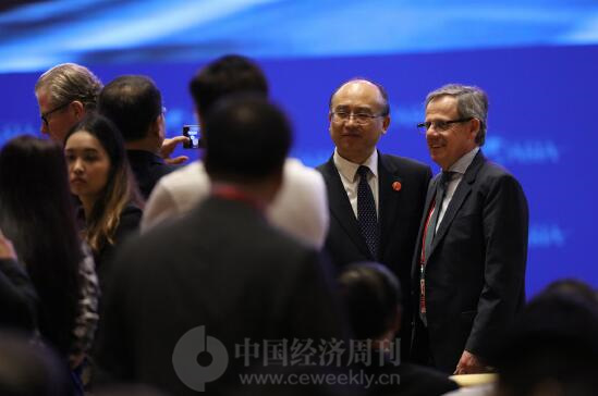 29-1 深圳市委书记许勤（左）、爱立信东北亚区前总裁杨席凯在一起合影。