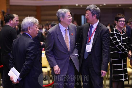 28-1 中央人民银行行长周小川（中）、亚投行行长金立群（左）、国家金融研究院院长朱民在一起交流。