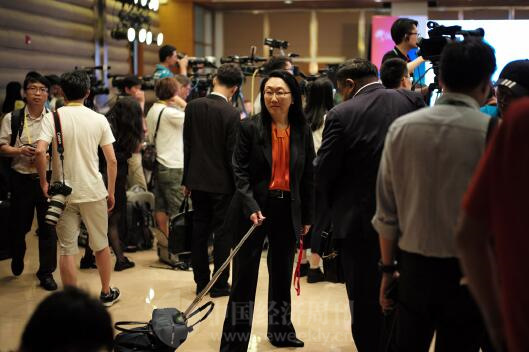 28-3 HTC 董事长王雪红拎着行李赶到会场。