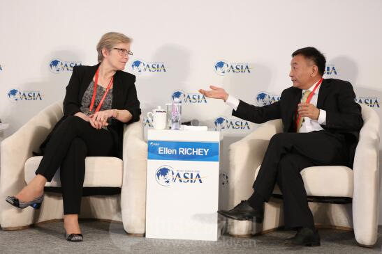 29-3 VISA 全球副主席艾睿琪（左）、中国银联总裁时文朝在会上交流。