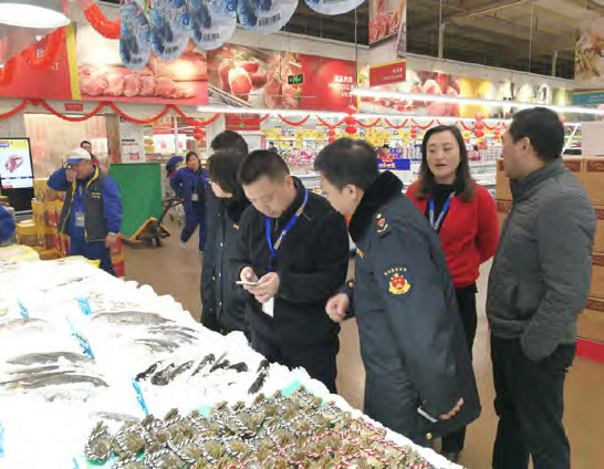 71-1 春节前开展大型超市食品检查 摄影I 徐黎彦