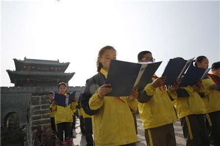 数百名中学生诵读战地家书。摄影：杨佳
