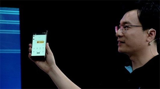 乐视移动手机EUI高级副总裁马麟展示AI语音助手功能