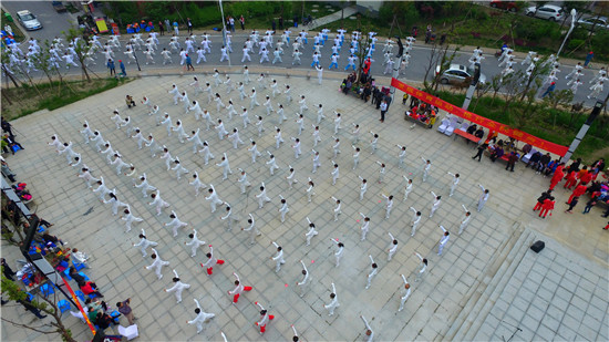 1、近千名太极爱好者在扬州市汤汪花园社区广场演练 摄影 孟德龙