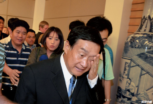 p35 2008 年9 月17 日，“三鹿奶粉”事件发生后，时任河北省副省长的杨崇勇满头大汗地在记者会上突出重围。