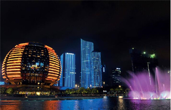 p30 杭州国际会议中心主体建筑由椭圆形裙房部分和直径85米的上部球体构成，和杭州大剧院构成了“日月同辉”的景象。