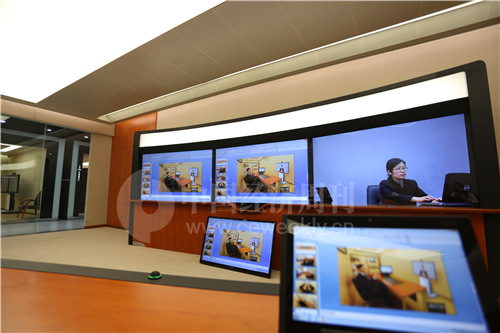 苏州科达科技股份有限公司企业展示厅内正在演示会议视频设备的使用