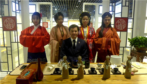 乌克兰文化部部长叶甫盖尼·尼修克与丝路茶韵茶艺师合影