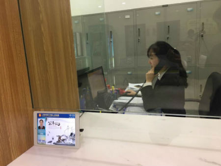 上海三中院增加了立案窗口，图为上海三中院立案庭工作人员正在接听当事人电话咨询（李未前 摄）