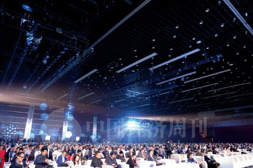 41-1 “全球领袖峰会”现场座无虚席，灯光效果颇有科技感。