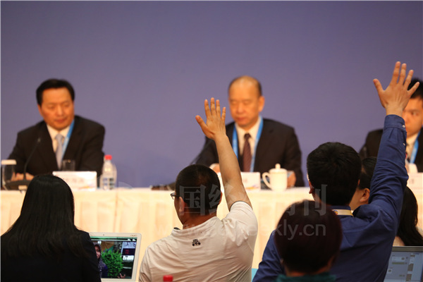 周刊记者举手提问 中国经济周刊摄影记者 胡巍 摄