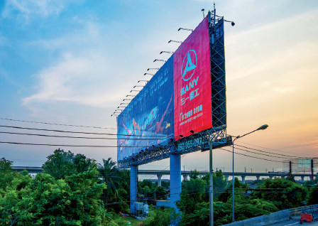 p31(2) 泰国曼谷素万那普国际机场附近的公路边的三一重工广告。视觉中国