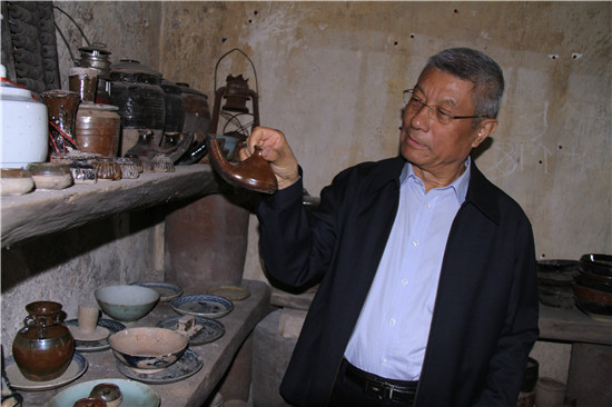 梁衡先生在甘泉村村民个人收藏馆参观