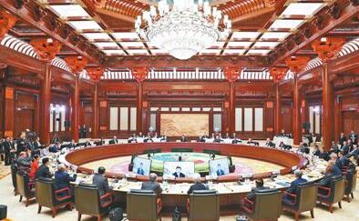 　5月15日，“一带一路”国际合作高峰论坛在北京雁栖湖国际会议中心举行圆桌峰会，国家主席习近平主持会议并致辞。