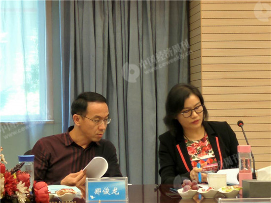 2017年5月16日，蓝思科技董事长周群飞与其丈夫郑俊龙在年度股东大会上交流。李永华摄