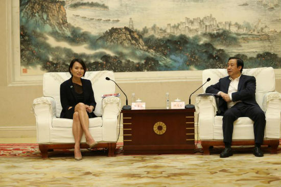 湖南省人民政府省长许达哲会见百胜中国总裁兼首席运营官屈翠容女士。图片由百胜中国提供。