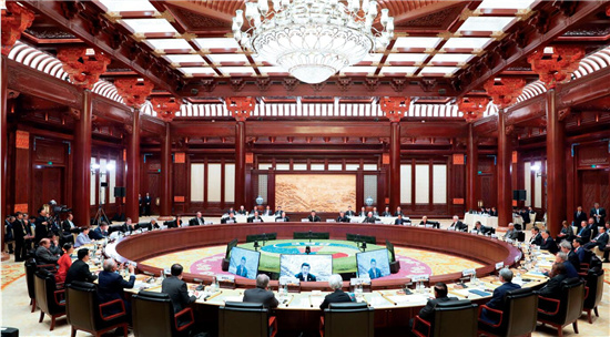 p44 圆桌峰会在北京雁栖湖国际会议中心举行，国家主席习近平主持会议并致辞。