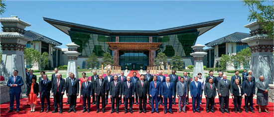 p47 习近平同与会领导人和国际组织负责人以国际会议中心“汉唐飞扬”主建筑为背景集体合影。