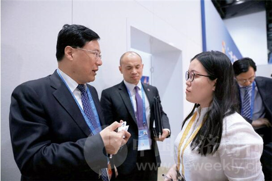 p110 吴存荣接受《中国经济周刊》记者谢玮采访。 《中国经济周刊》首席摄影记者 肖翊 摄