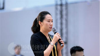 p121 《中国经济周刊》记者张璐晶在论坛现场提问