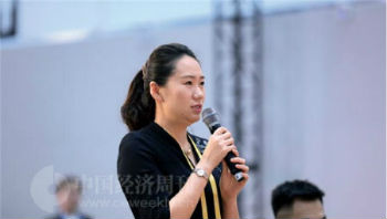 p123 《中国经济周刊》记者张璐晶在论坛现场提问