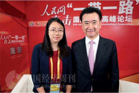 p132 王健林接受《中国经济周刊》记者姚冬琴采访后合影。《中国经济周刊》摄影记者 胡巍 摄