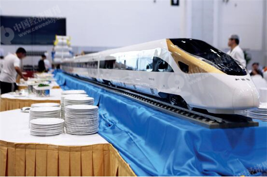 p142 “一带一路”国际合作高峰论坛新闻中心餐厅的高铁布景展现中国高铁实力。