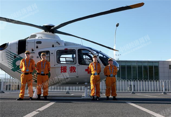 p143 999 急救中心的救援直升机随时待命。