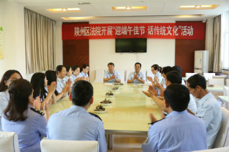 座谈会上，在座干警在陕州区人民法院党组成员、副院长张社红的带领下，积极踊跃“话传统”