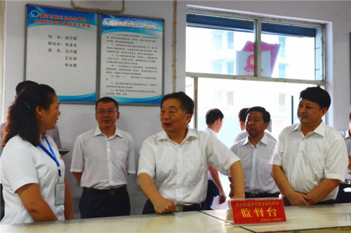 河南省委常委、洛阳市委书记李亚（中）在瀍河区委书记原锋（右一）的陪同下在瀍河回族区金家街社区调研