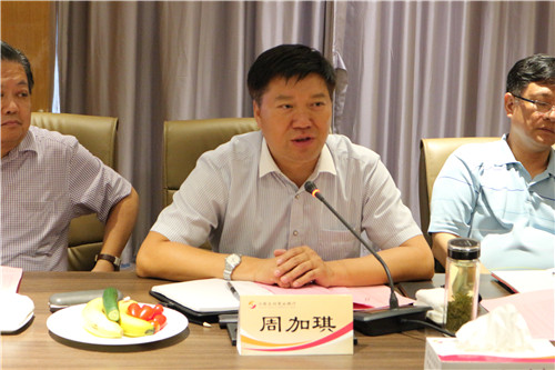 一、江都农商行董事长周加琪在青年企业家座谈会上交流 摄影 颜玉