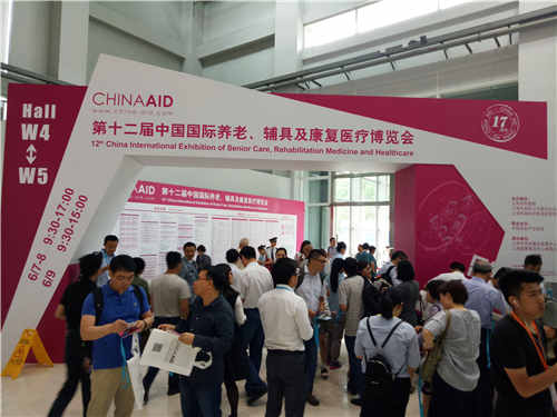 图片说明：第十二届中国国际养老、辅具及康复医疗博览会现场    周天琪  摄