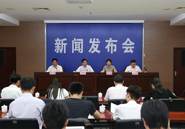 安徽省粮食局局长牛向阳（左二）发布新闻。吴晓光  摄