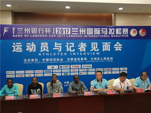 2017兰州国际马拉松赛运动员与记者见面会现场，摄影李开南