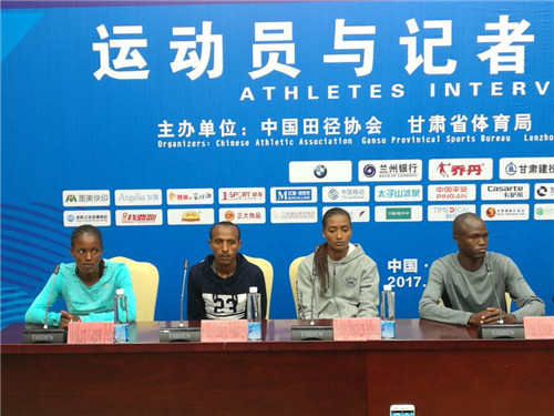 与记者见面的4位专业运动员代表，摄影李开南