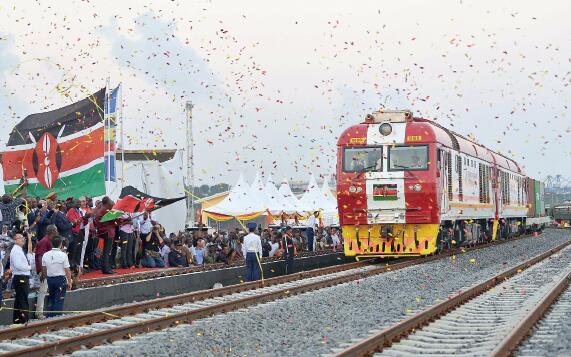 p43-当地时间5 月31 日，连接肯尼亚港口城市蒙巴萨和首都内罗毕的蒙内铁路正式通车。该铁路由中国路桥承建，全长480 公里，总投资38 亿美元，是肯尼亚独立以来修建的最大基建项目。