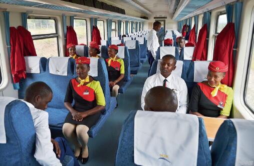 p45-当地时间2017 年5 月29 日，肯尼亚蒙巴萨，乘务人员等待列车开往内罗毕。