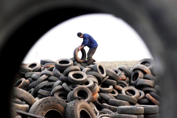p74-中国橡胶工业协会测算，我国废旧轮胎产生量已超3.5 亿条／年。视觉中国