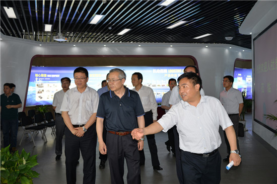 5月22日，国家人社部副部长汤涛（中）一行来到安徽博微长安电子有限公司调研，总经理汪方宝介绍公司的生产发展情况。