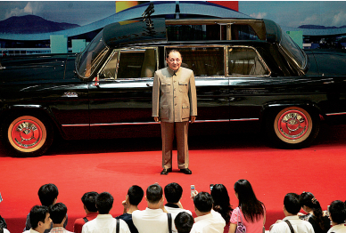 44-3 邓小平提出的“一国两制”是香港多年来保持稳定的基础。在香港回归10周年时， 中国伟人蜡像馆将一尊邓小平蜡像和一辆红旗检阅车赠送给香港。