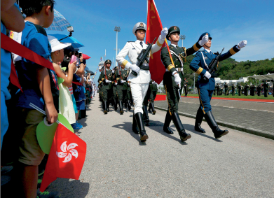 44-2 1997年7月1日零时起，中国人民解放军驻香港特别行政区部队开始履行香港防务职责。