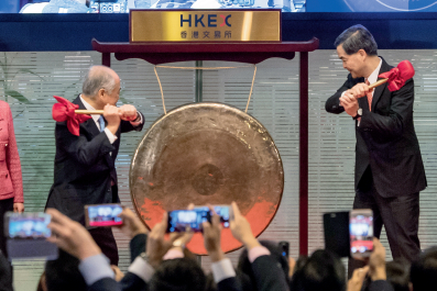 44-5 2016年12月5日，深港通正式开通。当日起，深交所和香港联合交易所允许两地投资者买卖规定范围内的对方交易所上市的股票。