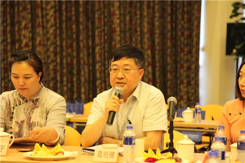 张江高科总经理葛培健（右）进行主题分享   图为张江高科提供