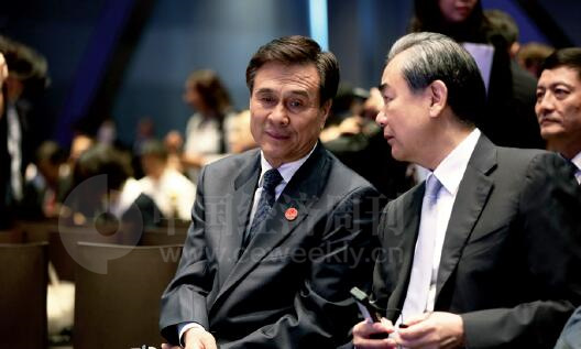 24-2 国务委员杨晶与外交部部长王毅在论坛开幕式现场交流。