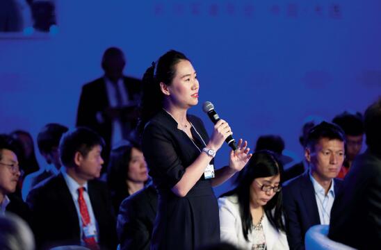 36-1 《中国经济周刊》记者在论坛现场提问。