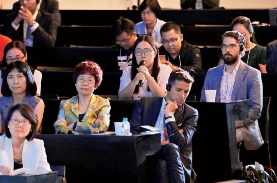 36-4 在“国字号的未来”分论坛上，本刊记者向宝武集团董事长马国强提问。