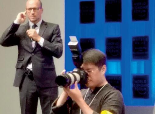37-4 《中国经济周刊》首席摄影记者肖翊在论坛开幕式现场。