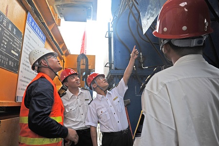 2017年7月5日，淮南市质量技术监督局走进中铁上海工程局商合杭高铁11标，对大型特种设备架桥机进行联合监管，保障重点工程安全、高效建设。陈彬  摄