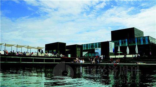 p68-上世纪七八十年代，哥本哈根港口曾被严重污染。但经过努力，现在海水已得到净化，夏天人们可在港口游泳。《中国经济周刊》记者 姚冬琴I 摄